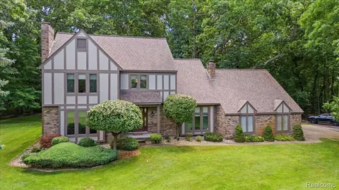 3955 Lake Oaks Dr, Commerce, MI 48382
