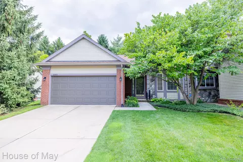 3083 Brookside Dr, Waterford, MI 48328