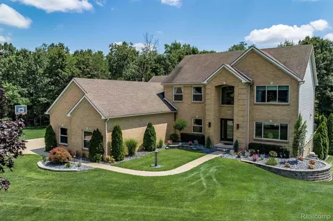 6474 Oak Valley Rd, Waterford, MI 48327