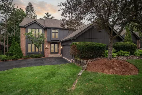 1892 Pine Ridge Ln, Bloomfield Hills, MI 48302