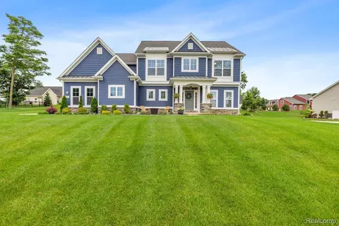 8828 Fielding Dr, Green Oak, MI 48116