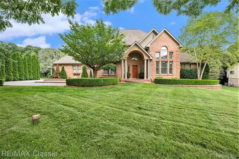3185 Valley Oaks Dr, White Lake, MI 48383