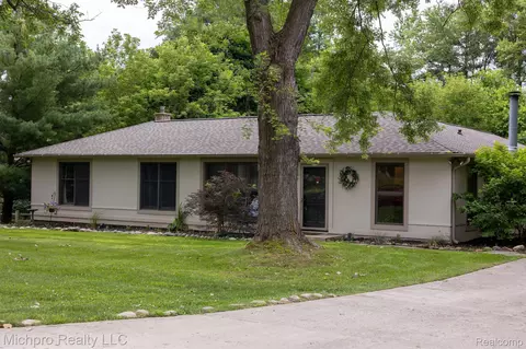 900 E Gunn Rd, Oakland, MI 48306
