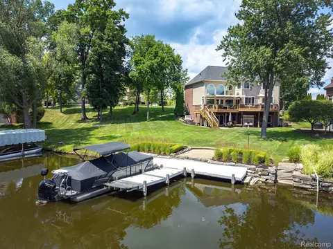 4425 Island View Dr, Waterford, MI 48328