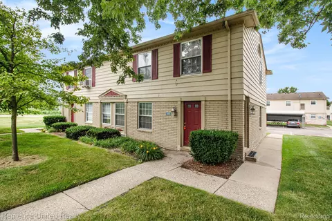 106 Princeton Dr, South Lyon, MI 48178