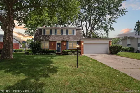 17658 Golfview St, Livonia, MI 48152