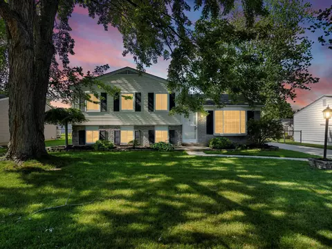 32623 Oakville Dr, Chesterfield, MI 48047