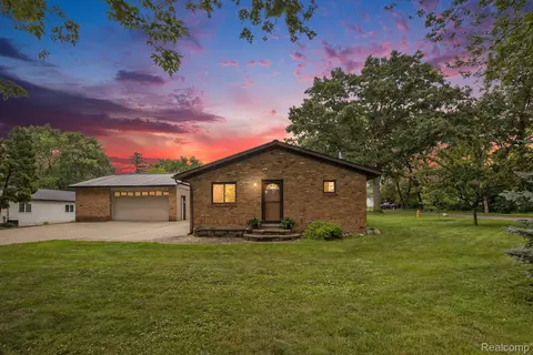 6510 Harper Dr, Waterford, MI 48329