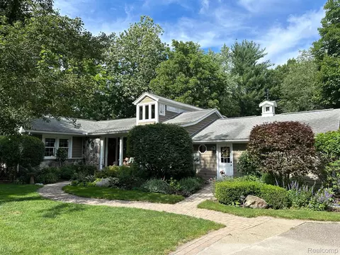 3725 Locust Dr, Oakland, MI 48363