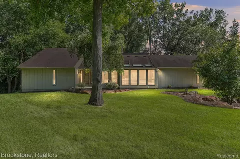 5843 Darbwood Ln, West Bloomfield, MI 48324