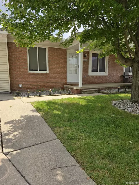 16392 Terrace Dr, Roseville, MI 48066