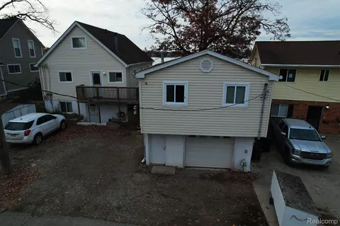 90 Park Island Dr, Lake Orion, MI 48362