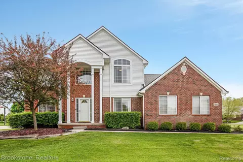 25613 Buckingham Crt Ct, Lyon, MI 48178