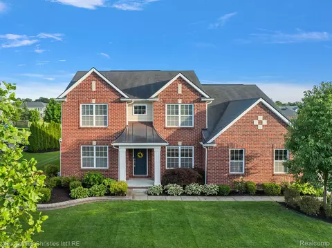 61171 Saddlecreek Dr, Lyon, MI 48178