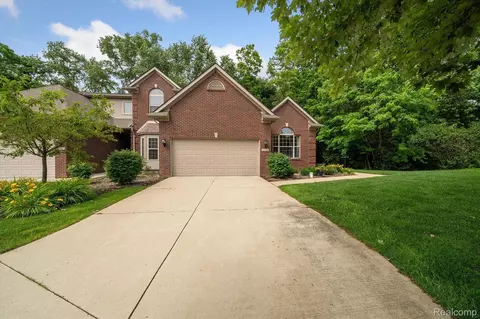 9546 Kingsway Cir, Springfield, MI 48348