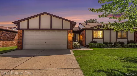 26306 Albert J Dr, Warren, MI 48091