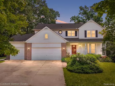 6226 Parkridge Ct, Clarkston, MI 48348