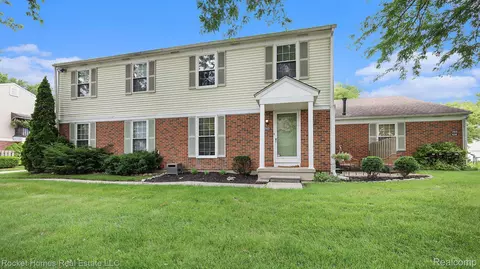 24621 Spring Ln 6 2 Ln #6, Harrison, MI 48045
