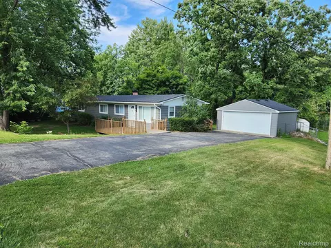 740 Reynolds Dr, Waterford, MI 48328