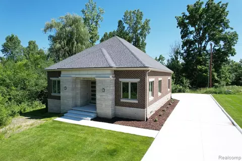 6469 Nadine Ln, West Bloomfield, MI 48322