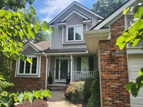 8246 Hillside Lakes Dr, Green Oak, MI 48116