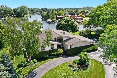 3100 Pikewood Ct, Commerce Twp, MI 48382