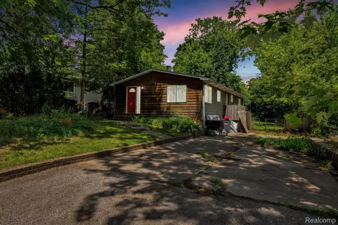 526 E Baker Rd, Highland, MI 48357