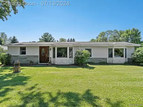 5035 Pine Knob Ln, Clarkston, MI 48346