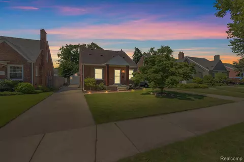 2033 Anita Ave, Grosse Pointe Woods, MI 48236