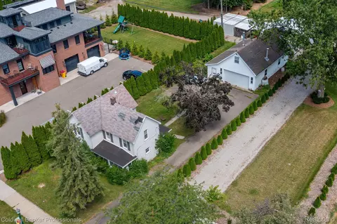 7938 Macomb St, Grosse Ile, MI 48138