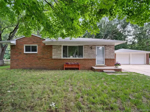 6636 Almond Ln, Independence, MI 48346