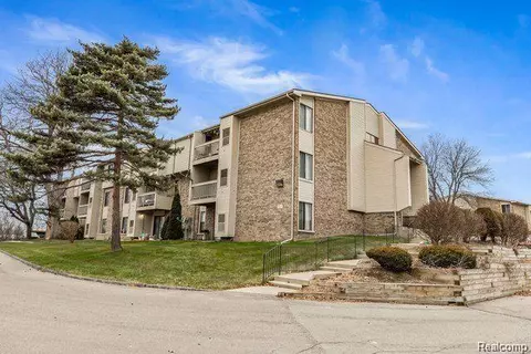 30475 W 14 Mile Rd #75, Farmington Hills, MI 48334