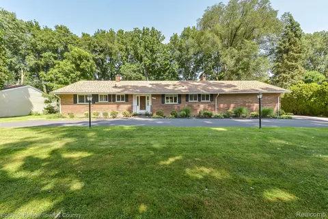 26298 La Muera St, Farmington Hills, MI 48334