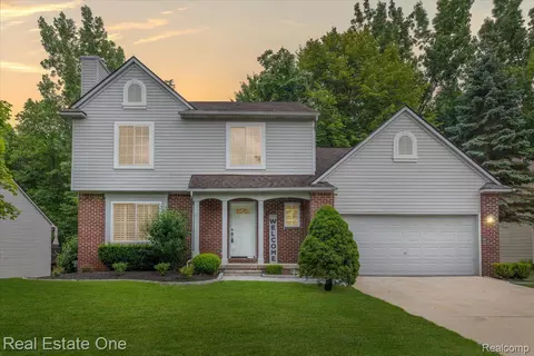 7325 Breeze Ln, Waterford, MI 48327