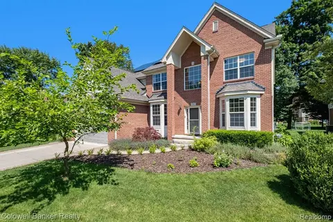 2207 Dryden Rd, Troy, MI 48085