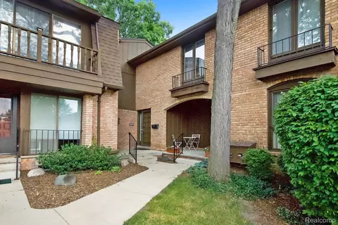 1054 Greenhills Dr, Ann Arbor, MI 48105