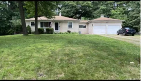3490 Mahopac Dr, Orion, MI 48360