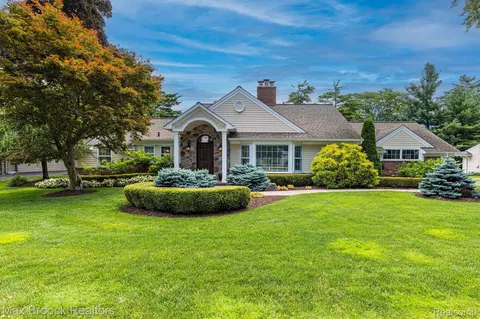 6335 E Surrey Rd, Bloomfield Hills, MI 48301