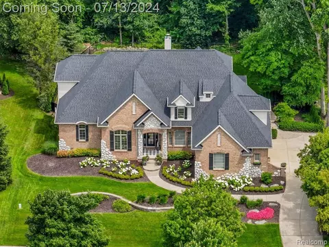 6956 Oakhurst Ridge Rd, Clarkston, MI 48348