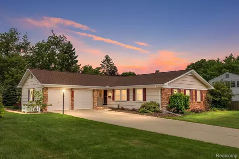 4842 Danbury Dr W, Troy, MI 48085