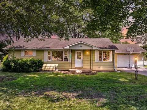 193 E Gloucester Dr, Thomas, MI 48609