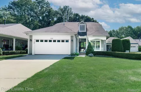 3506 Riverside Dr, Auburn Hills, MI 48326