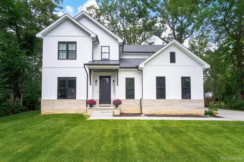 2051 Oaknoll St, Auburn Hills, MI 48326