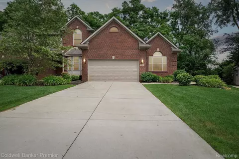 9566 Kingsway Cir, Springfield, MI 48348