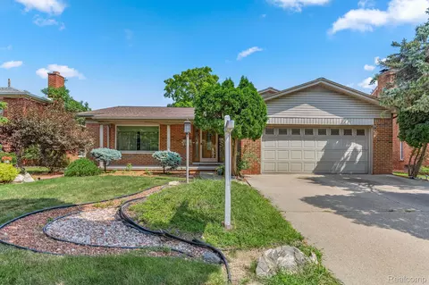39 Snow Crt Ct, Dearborn, MI 48124