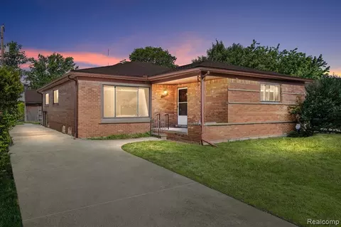 25541 Colleen St, Oak Park, MI 48237