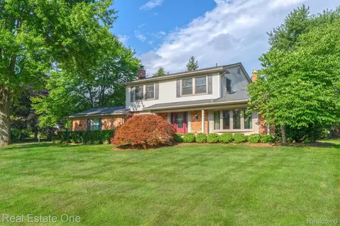 563 Millstone Dr, Rochester Hills, MI 48309
