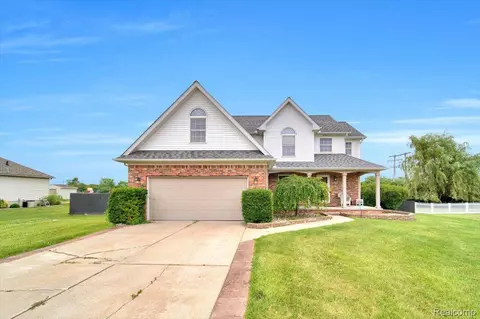 6509 Wailea Dr, Grand Blanc, MI 48439