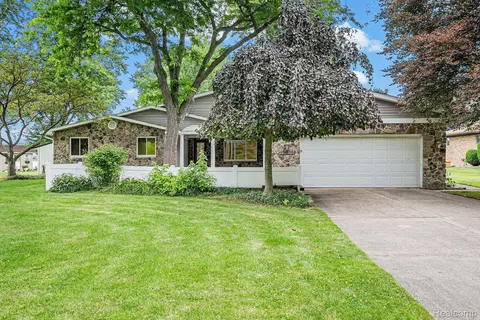 15426 Bealfred Dr, Fenton, MI 48430