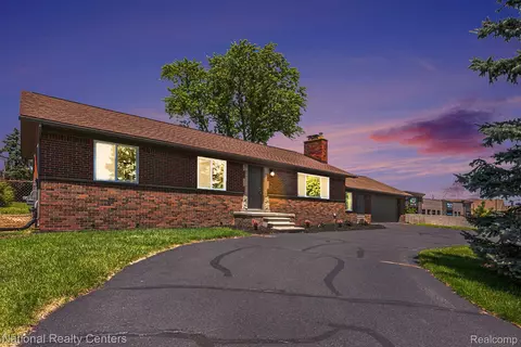 16515 15 Mile Rd, Clinton Township, MI 48035